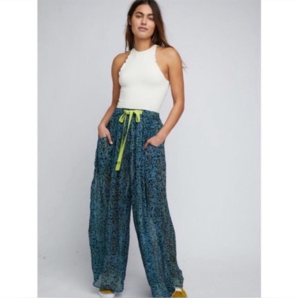 NWOT Free People Sleepin In Printed Chiffon Wide-Leg Pants Size Small - Picture 2 of 6